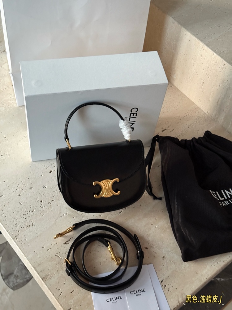 250 box cowhide
size：16*12.5cm
Celine's latest Arc de Triomphe handbag is here!
Between the medium-sized bag and the mini bag
One size
Both practical and cute enough!
I can't put down my phone