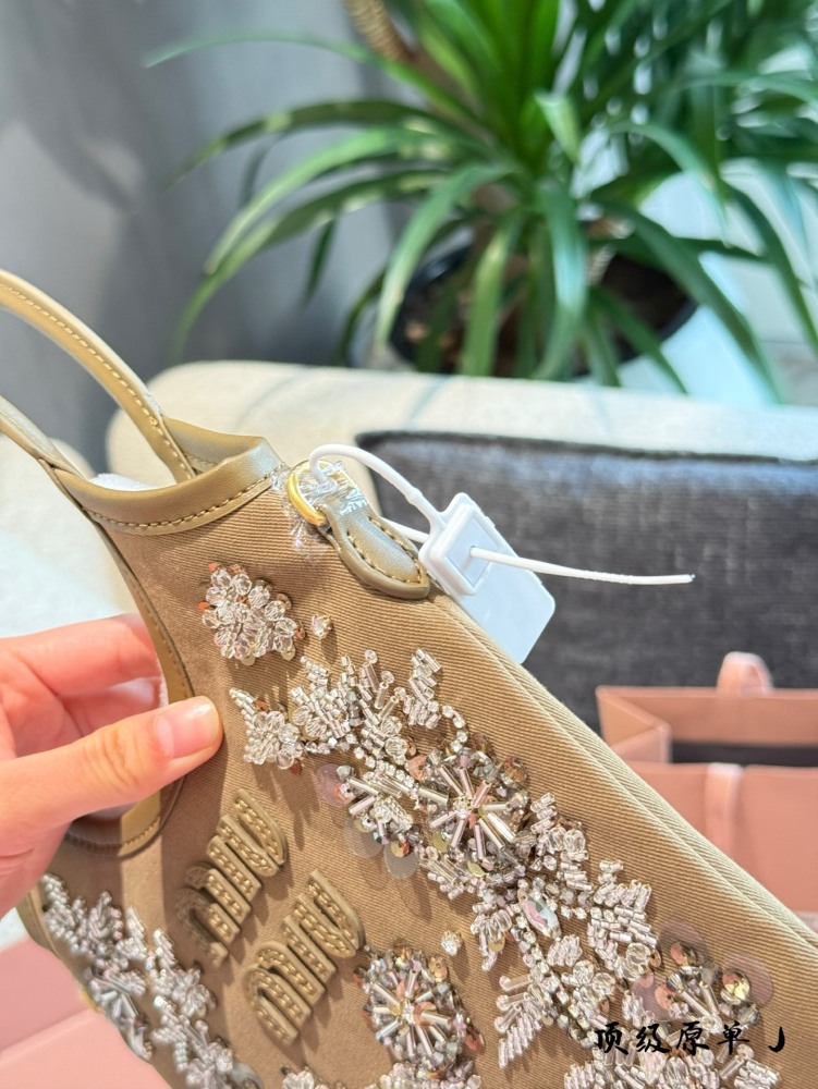 p420
Miu Miu canvas ivy, no one can resist its beauty
Miumiu Handmade Bead Series
The actual product is too dazzling. 15 × 20 pictures, complete packaging