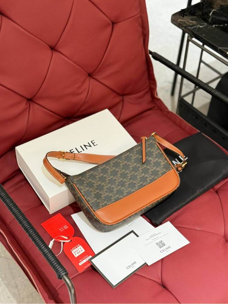 Celine Underarm Bag P205
Celine/Celine Mahjong Underarm Bag#
The bag is more retro and recognizable, and it is very fashionable to carry it by hand or clip it under the armpit!! Although not suitable for crossbody, the shoulder strap can also be adju...