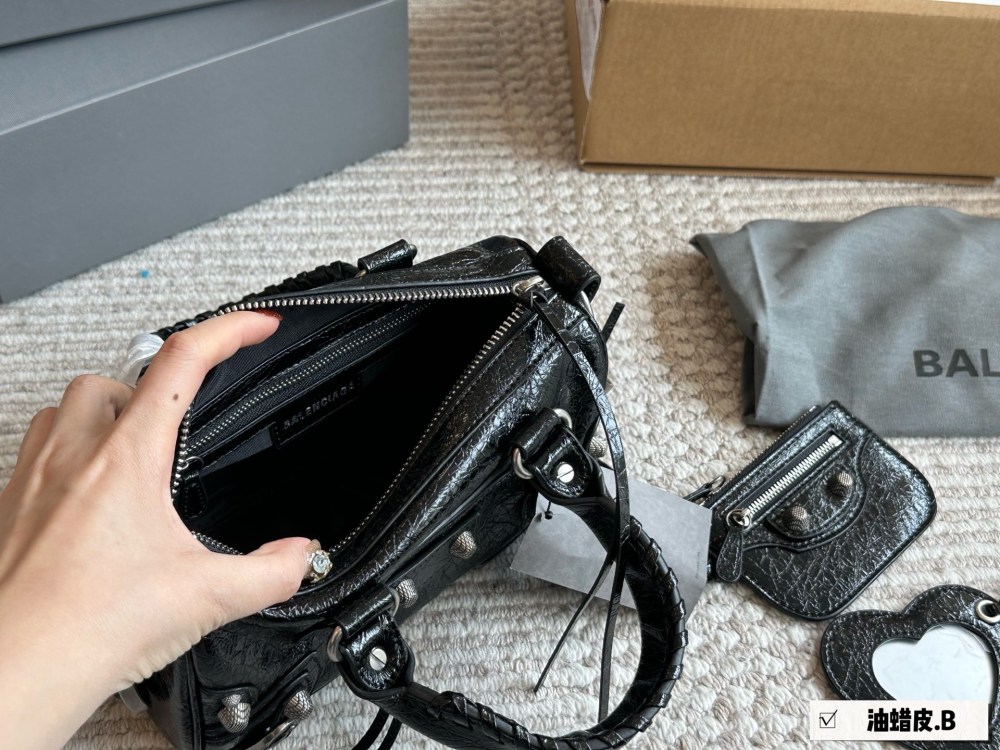 p295
The Parisian aristocratic duffle bag pillow bag is so cute!! A small and versatile artifact!! The newly released Cagole series by Balenciaga has taken a hard time with me, as shown in the picture
Dreaming back to the motorcycle era, even motorcy...
