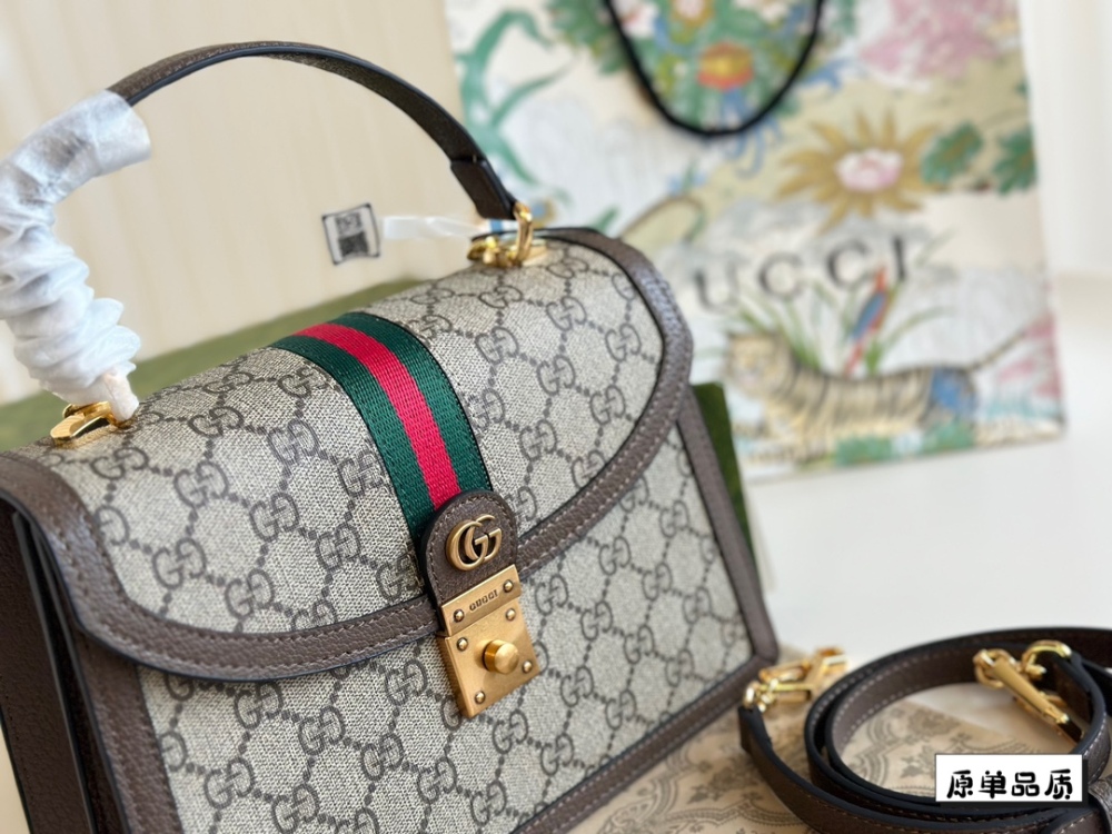 Complete packaging
Gucci's new Ophidia handbag collection NEW
The Gucci Ophidia collection continues to grow and expand, bringing stunning new products every season. This handbag is one of the Epilogo: series and comes with a detachable shoulder stra...