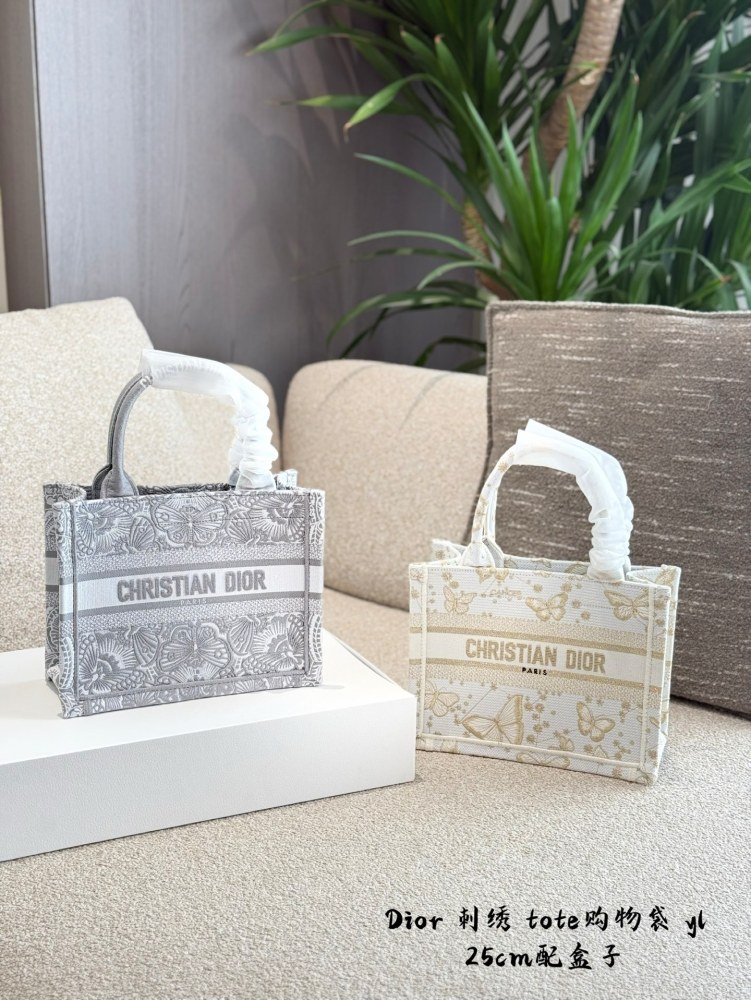 p265p290
DIOR/Dior Limited Edition BookTote
DIOR/Dior Limited Edition BookTote D-Lace Butterfly Macrame Embroidered Tote Bag
Specially simple and elegant design, super versatile for daily commuting~
Size: 25cm 36cm