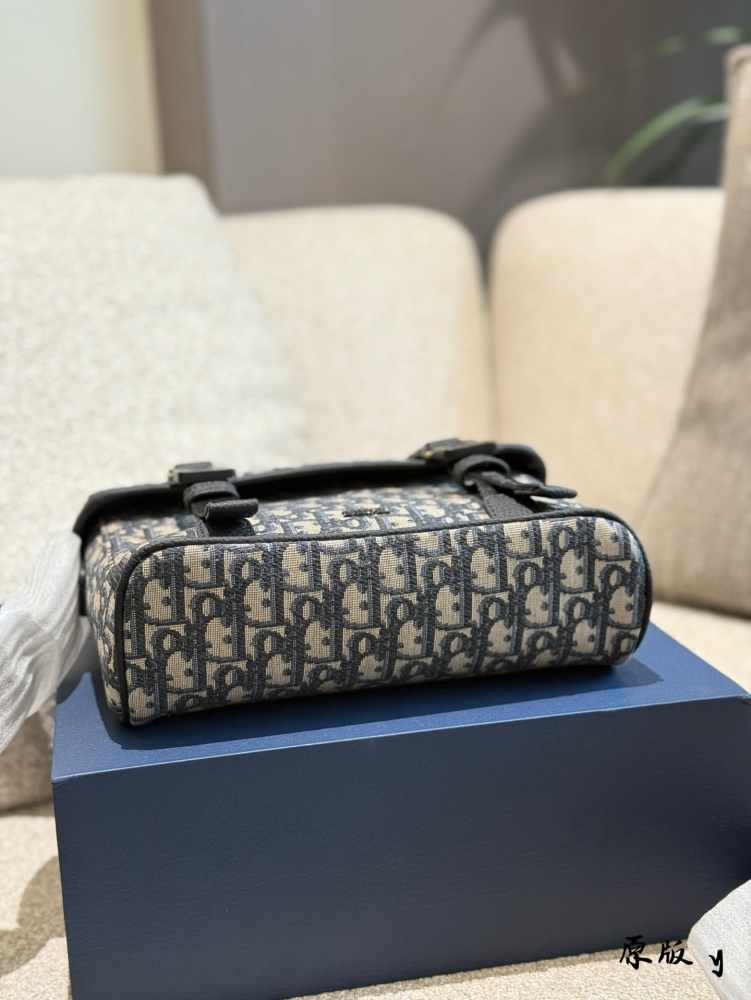 p280
Caught by Dior's new bag!  Who can withstand this
Family members, who knows?  Dior's new bag is simply insane!   
Classic elements, retro yet fashionable, every glance is heart wrenching. The collision of black and beige tones is simple yet soph...