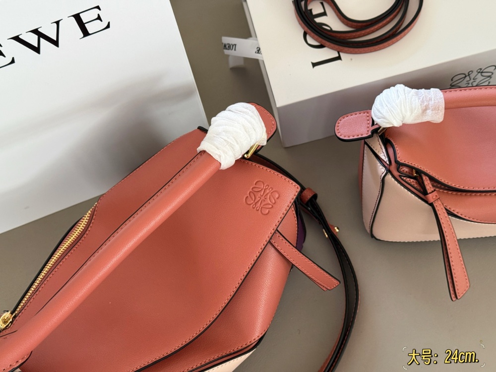 225 255 box
Size: 18 * 10cm (mini)
24 * 15cm (large size)
Loewe Geometry Package Puzzle
Truly cannot be missed,
?? Cowhide quality!
Completely hold on!
Puzzle cranberry color blocking
Even high-level ones have to overflow