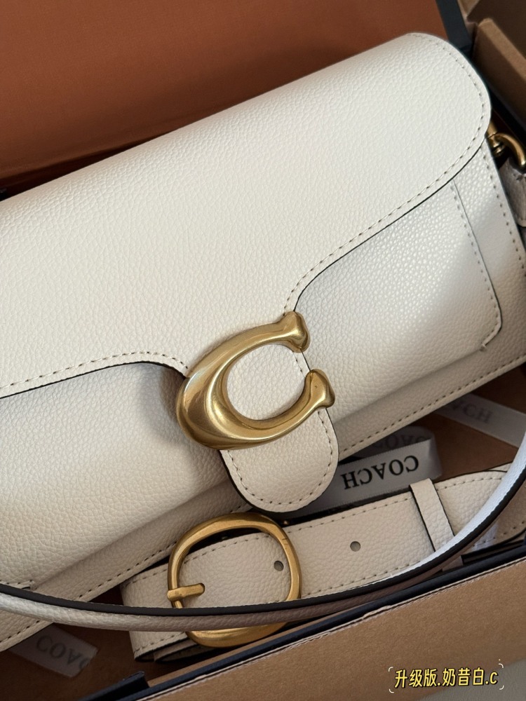 255 box upgrade version
size：25*15cm
Versatile artifact - tabby
C's Wine God Tabby
Milk white is super beautiful!
Engraving of Coach on Hardware
Full of small details
Equipped with leather straps for both shoulders!