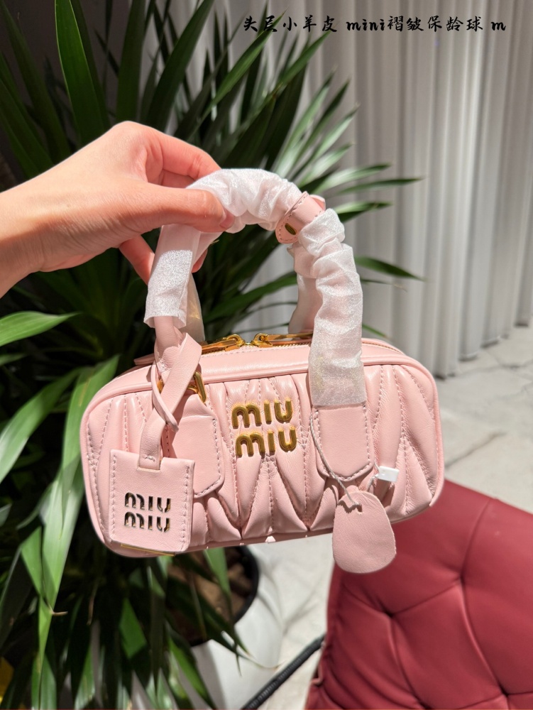 p290 mini
Miumiu Fold Bowling Mini Exquisite and Stylish
Miumiu pleated bowling is very popular and highly sought after by many celebrities, especially the mini. It is very exquisite and beautiful, and making a dinner bag for parties is a great choic...