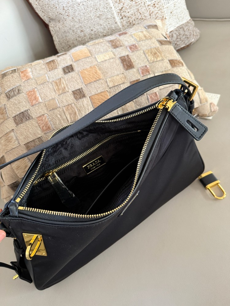 290 boxes
size：40*20cm
??? Recommended PRADA aimee
Prada has released a new model again
This underarm nylon cowhide handbag is also quite good!
The designer's inspiration is starting to shine again!
Lightweight nylon material paired with calf...