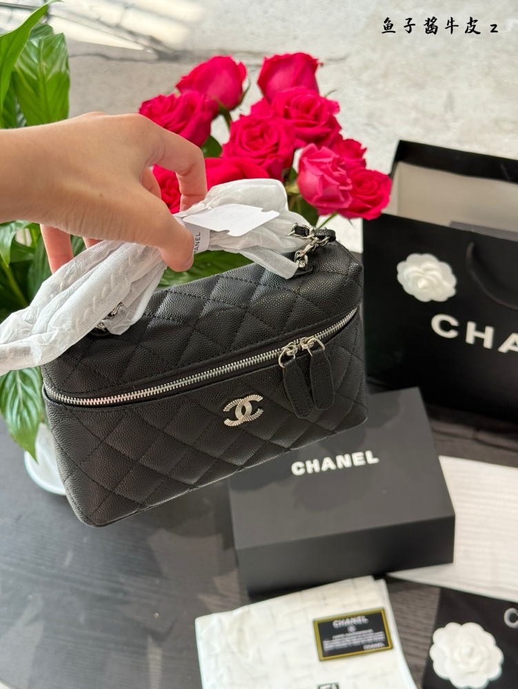 A Chanel 25c box p249
Chanel 25CLP black gold chain bag is coming!
The classic black and silver color scheme exudes a sense of luxury. Litchi cowhide, with excellent texture.
The design of the Cocoon Island chain is both retro and fashionable, making...