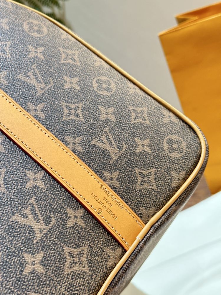 LV new travel p325
Favorite bag for going out # Bag not heavy 50 travel bag with coated canvas | Made of Japanese cowhide leather and metal parts, decorated with tassel leather and exquisite details.
Size: 50x 29x 23cm # Travel bag#