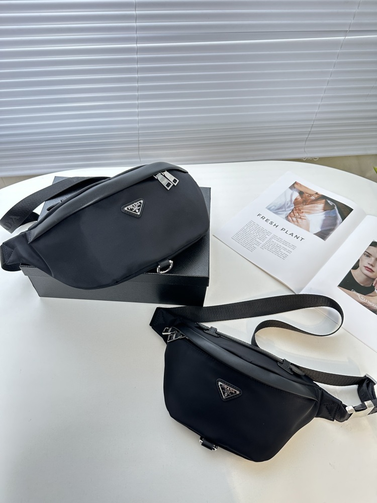 The latest Prada cross chest bag/waist pack! Model 2VH938 classic and versatile! Super textured and comfortable to the touch, with meticulous workmanship. Made of Taiwanese fabric, it is definitely a bag with a very high sex ratio, inheriting the cla...