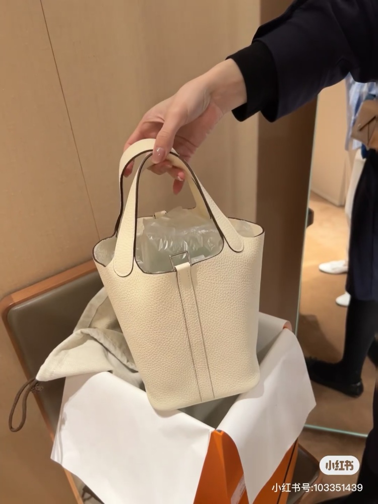 Hermes Basket 18 Cream Silver Buckle
Full Hermes Basket 18 Cream Silver Buckle Gentle and Elegant Z-Carving Attachment Box Dust Bag.