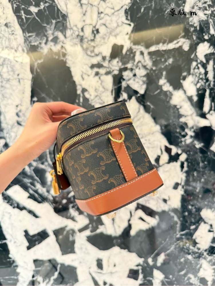 p240
CELINE VANITY Makeup Box Bag ●●●
This classic makeup bag is made from MAISON CELINE's makeup bag, and this season it has a new look in the handbag series. The size is well made, and the makeup bag is practical, versatile, and exquisite. Th...