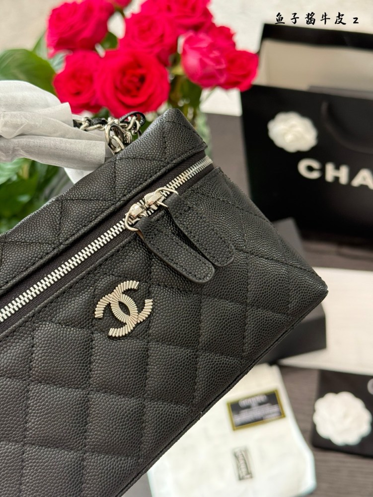 A Chanel 25c box p249
Chanel 25CLP black gold chain bag is coming!
The classic black and silver color scheme exudes a sense of luxury. Litchi cowhide, with excellent texture.
The design of the Cocoon Island chain is both retro and fashionable, making...