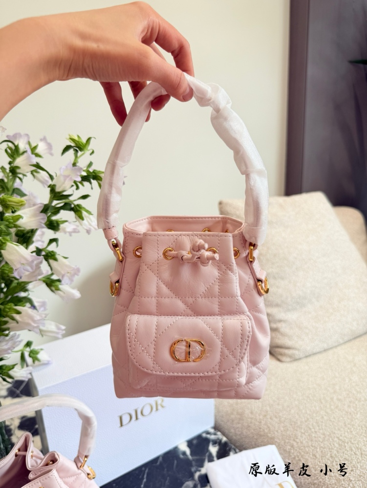 p310p330
The DIORCARO leather goods collection is named after the nickname "CARO" of Mr. Dior's sister, Caterina Dior
Crafted with carefully crafted materials such as sheepskin leather, adorned with oversized wicker patterned stitching and spacious d...
