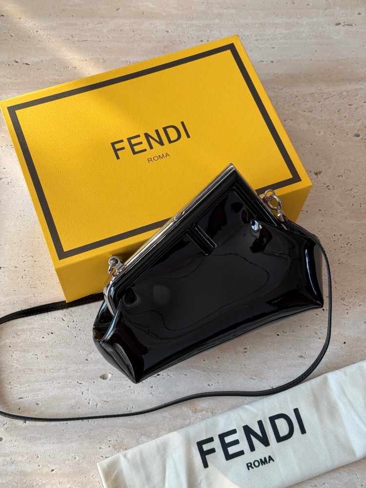 230 box
size：26*18cm
FENDI First handbag, how could a sweet summer be without it
You can hold it in your hand, cross it, or carry it on your back!