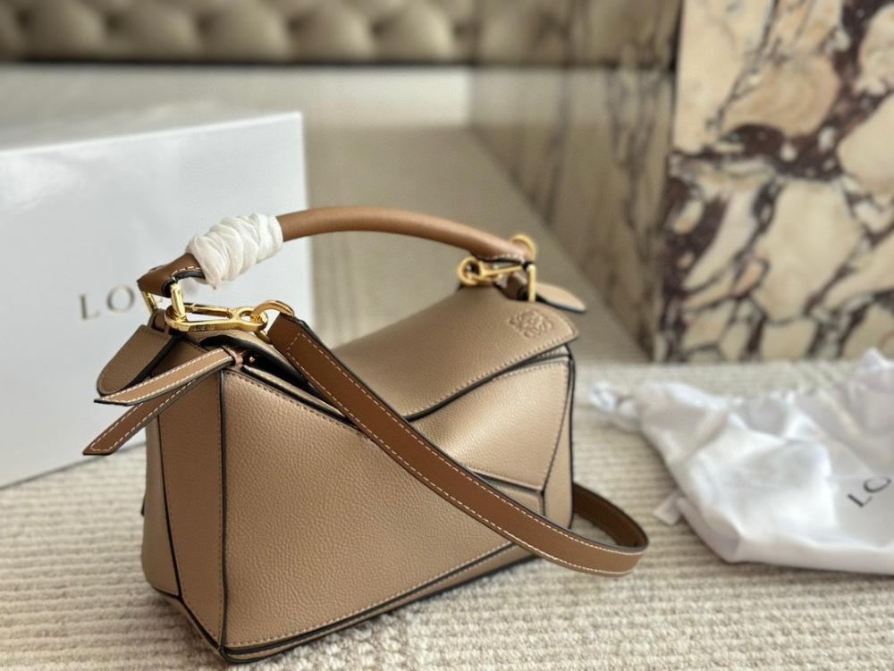 ￥225 
From now on, fans of the Luo family geometric bag family will surely be delighted with the addition of a bag to the Loewe puzzle. The classic geometric bag will once again attract fans with its mini bag! This time let's plant grass and see if ...