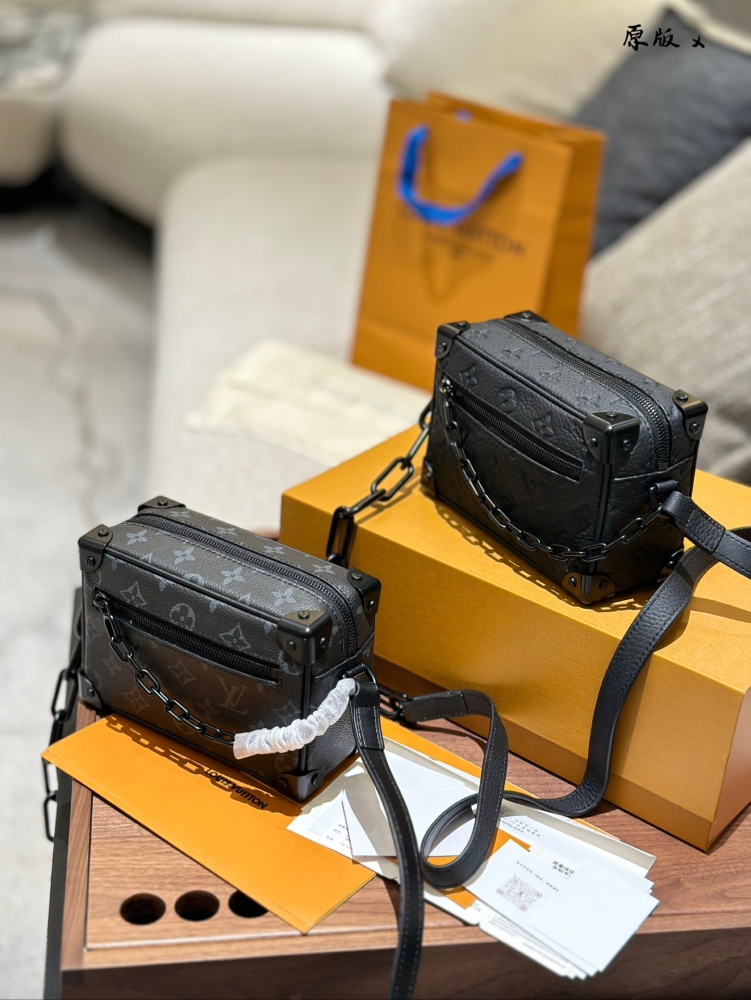 p265p285
LV Soft Box Package Black Warrior:
LV's soft box pack Black Warrior has a mysterious and cool temperament. The combination of black Monogram coated canvas and black leather showcases the brand's unique luxury charm. Its appearance is tough y...