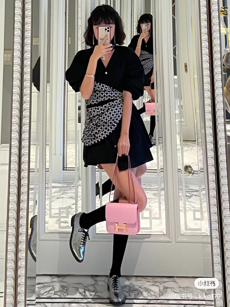 The second one: Kangkang 19constance 3Q cherry blossom powder is also a soft cherry blossom pink series
Paired with Hermes H large silver buckle
Highlighting the small and cute design of the bag
Similarly, the palm leather is really tender
Carrying t...