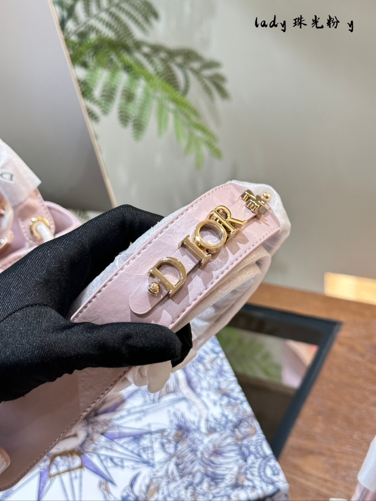 p245 p250
Dior Lady Pearl Powder | My Brightest Star in My Heart
Dior Princess Pearl Powder, this three grid configuration is equipped with thin metal chains that can be disassembled, exuding a delicate and delicate appearance. The super desired pear...