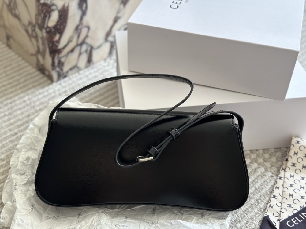 230 box
size：28*12cm
Celine's new black silver LOLA handbag
The new season's LOLA silver hardware color scheme is even more cool and vibrant