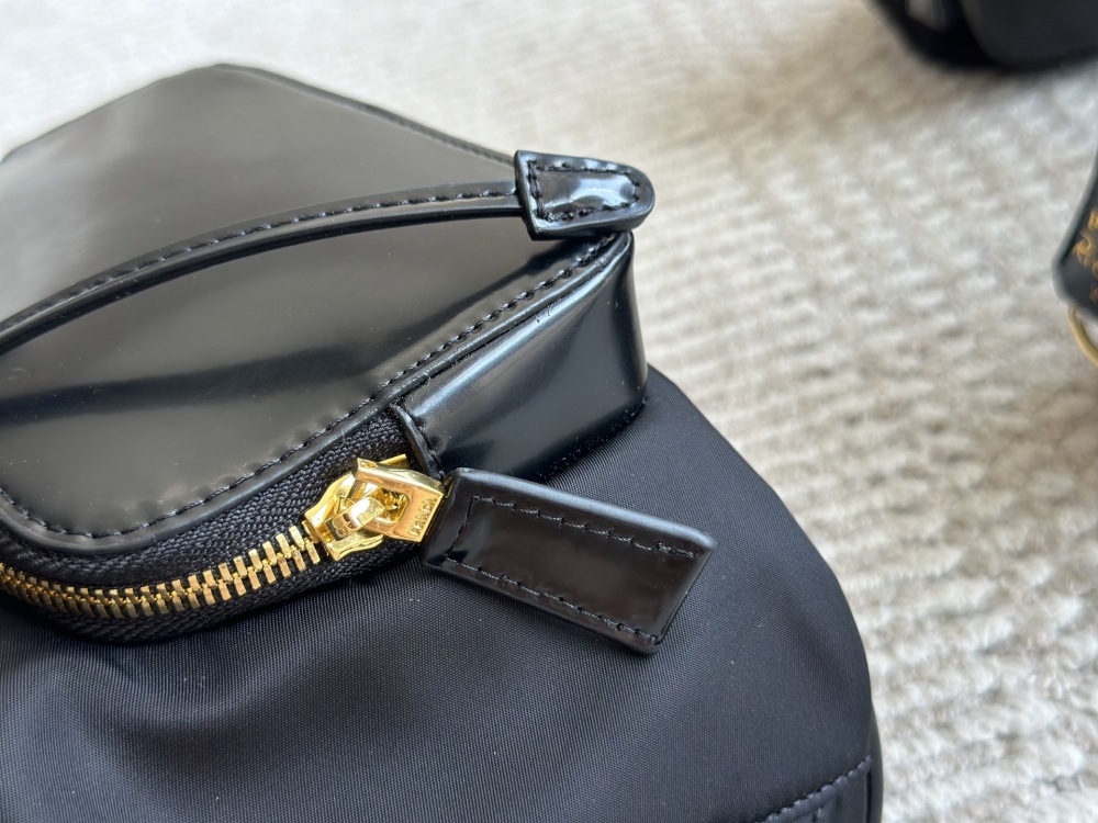 220 sets of boxes
size：21 24cm
Prada Hobo Nylon Backpack
Seeing the physical object is truly perfect!
package ??
Designed to be super convenient and comfortable!