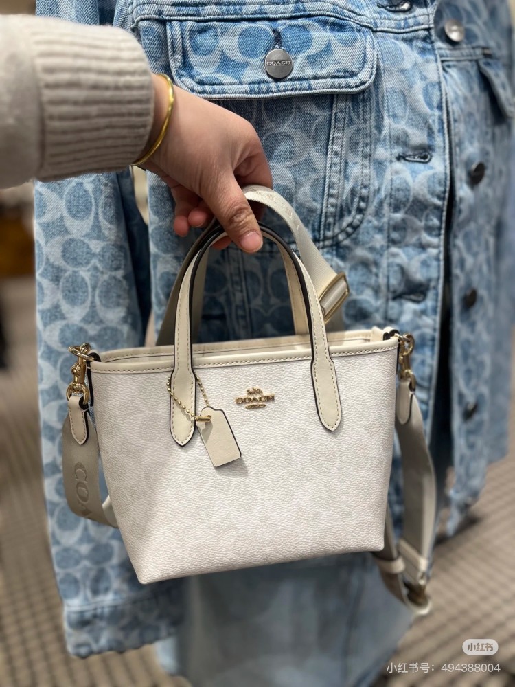 Coach | New Mini Tote Glacier White is too beautiful~
Gentle girl should have a girl's heart bag
Paired with long and wide shoulder straps, providing ample comfort
Retro and versatile~