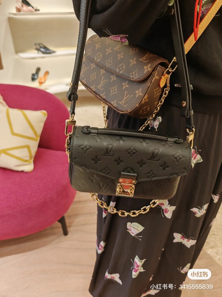 LV black genuine leather small mailman bag
A versatile LV bag with diverse styles and fashionable designs that are easy to match