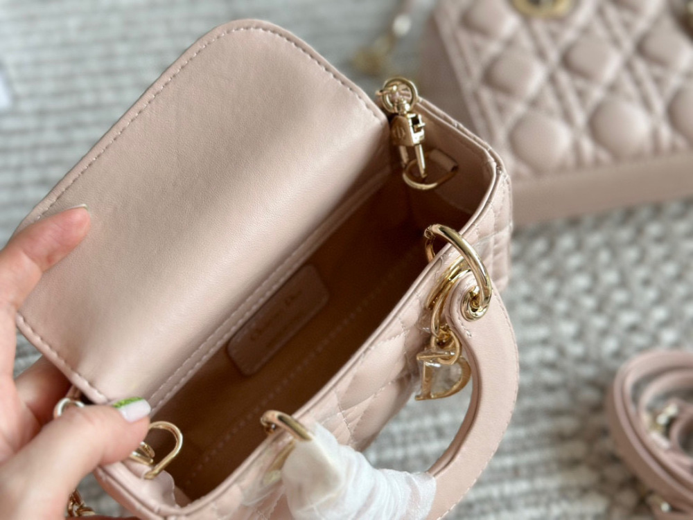 、
Dior lady's new long sheepskin powder full set packaging
Dior's all-new D-joy is making a strong comeback, with the rhythm of a big hit. The bag comes with two shoulder straps and multiple back styles, making the upper body both beautiful and sty...