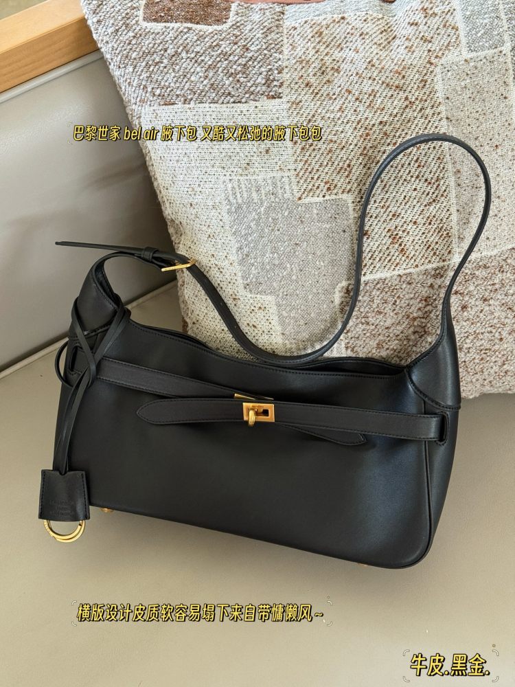 310 box cowhide
size：35*16.5cm
Balenciaga's new Belair armpit bag
Cool and relaxed armpit bag
The feeling of laziness on the upper body is immediately felt
I really like this convenient and cool super practical big bag!