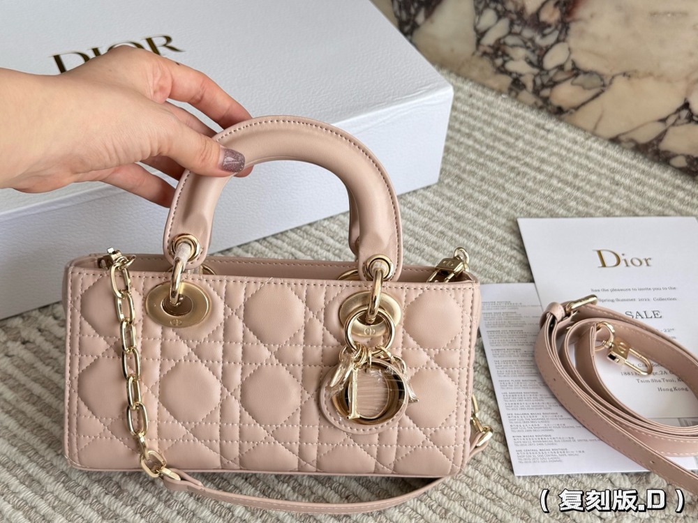 p255 
Dior lady's new long sheepskin powder full set packaging
Dior's all-new D-joy is making a strong comeback, with the rhythm of a big hit. The bag comes with two shoulder straps, multiple back styles, and a beautiful and stylish upper body. The c...