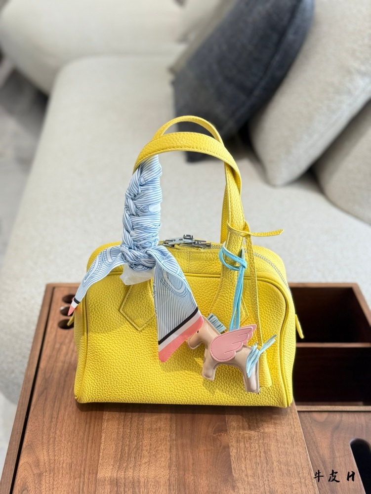 p400
Hermes Victoria 25cm
Tote capacity is too directional, practicality is the king. Reflections on using bags at 30
It still needs to be a tote bag with a strong sense of use
Whether it's a mother or a white-collar worker, Bai
The usage rate of lar...