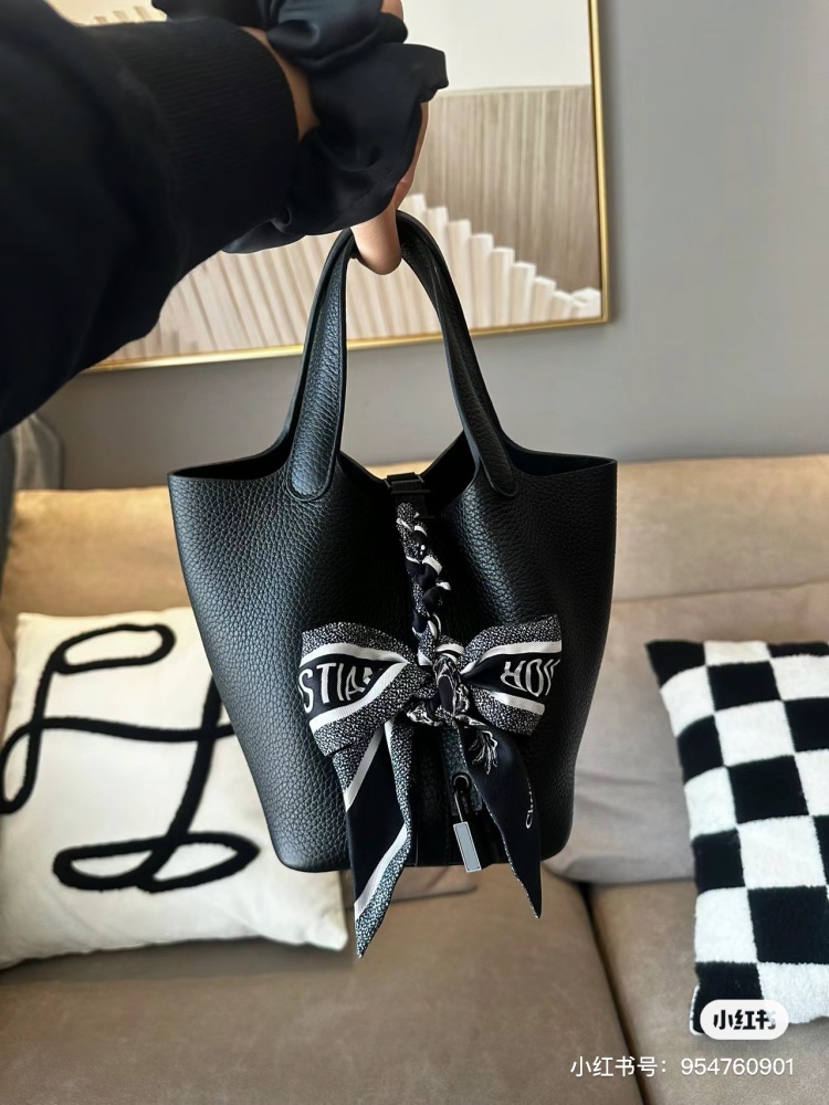 Hermes entry-level bag | Basket of vegetables black silver picotin 18 Hermes classic entry-level model, black silver. Reaching new heights
Super versatile classic black, never outdated country
It matches well with sweaters and coats in autumn and win...