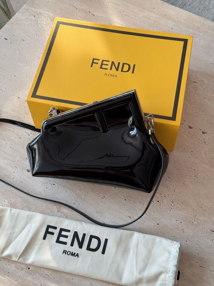 230 box
size：26*18cm
FENDI First handbag, how could a sweet summer be without it
You can hold it in your hand, cross it, or carry it on your back!