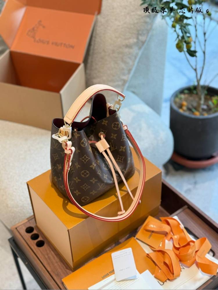 p340
Lv One Second Get Fairy Sister Same Version V
LV speedy nano t+from a fashion perspective As mentioned above, it meets everyone's aesthetic preferences, being lightweight, durable, and super capable of carrying a minimalist body that is suitable...