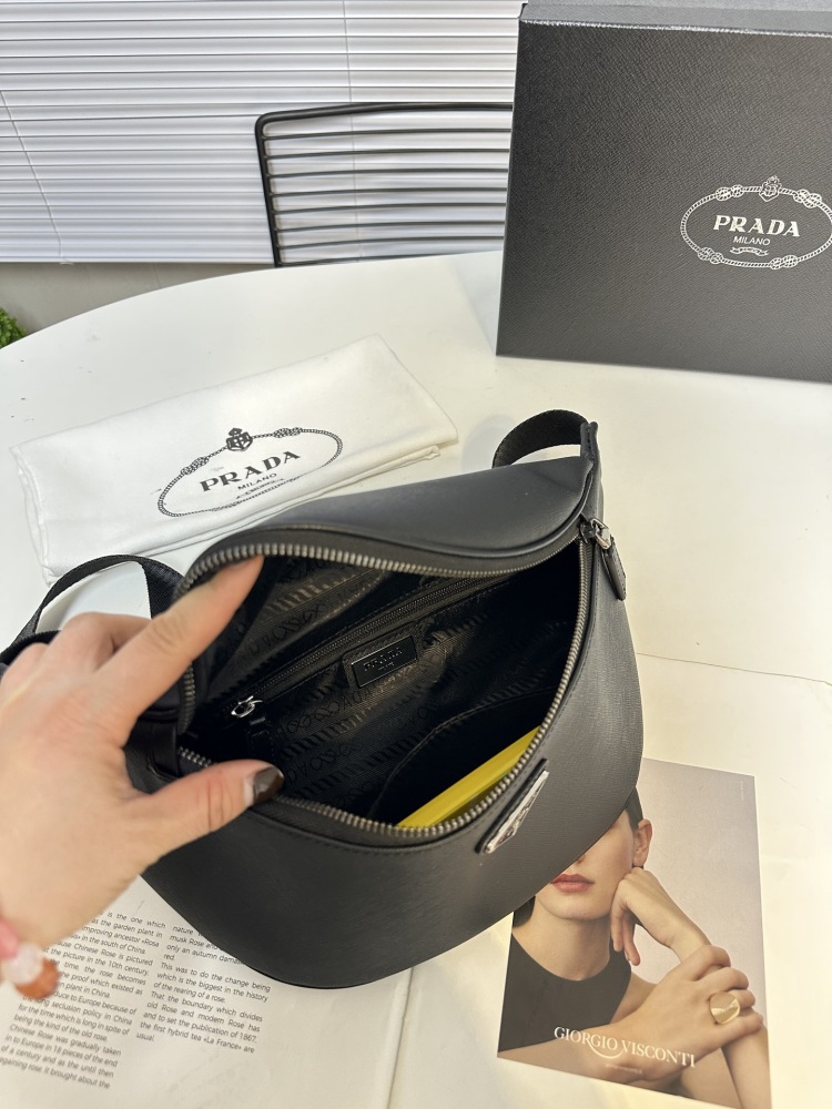The latest Prada cross chest bag/waist pack! PVC model 2VH033 classic and versatile! Super textured and comfortable to the touch, with meticulous workmanship. Made of Taiwanese fabric, it is definitely a bag with a very high sex ratio, inheriting the...