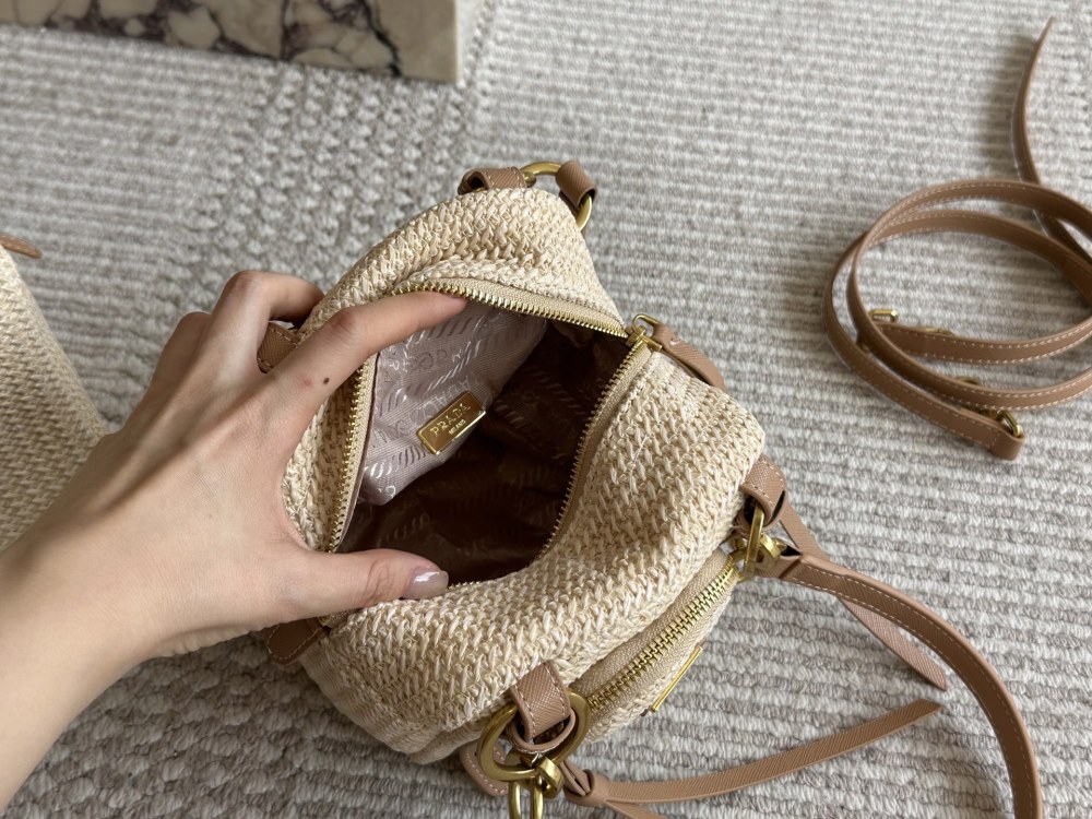240, 155
size：30 14cm/16 13cm
Prada 2025 Latest Collection
I feel like it's really going to catch fire
Choosing between large and small sizes is difficult
Simple and sophisticated!