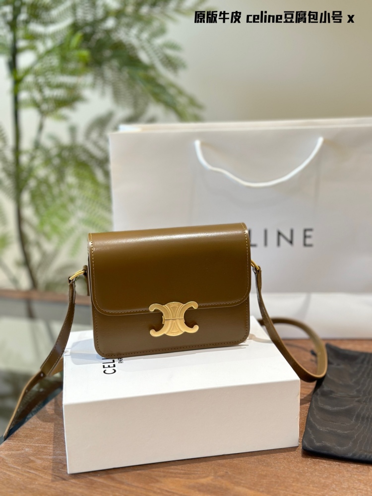 Original version x
Celine Triumphal Arch Tofu Bun
The meaning of 'Chong' is also to collect fragrance
The armpit bag of the Arc de Triomphe has a much larger capacity than imagined
Daily back is completely enough
Black is never wrong - it can be worn...