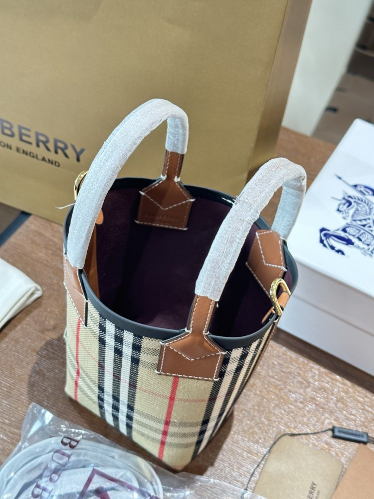 p205
At first glance, it looks like a delicate and tasteful Burberry girl II # Burberry # Burberry
Bbr Mini London Tote Bag, exquisite tote bag, made of cotton canvas fabric, decorated with Burberr * plaid. Paired with adjustable shoulder straps, it ...