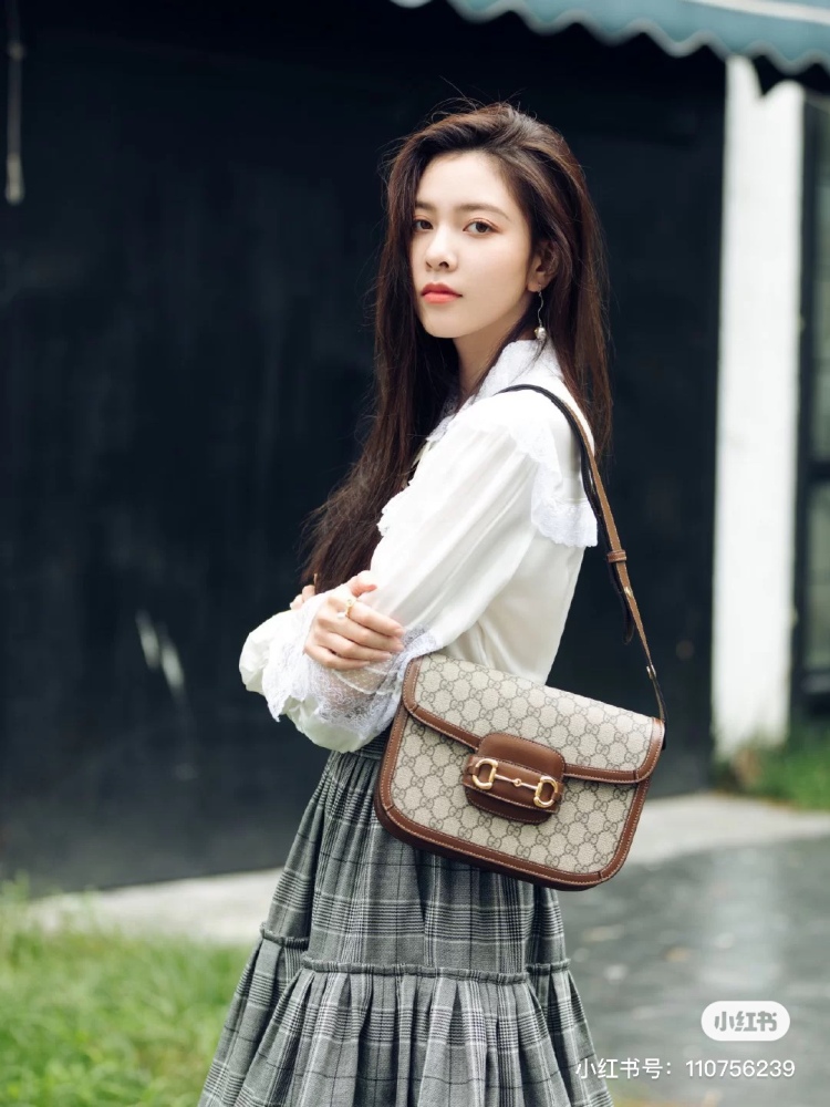 Gucci 1955. The globally popular horseclip handbag
!! ! Your collection of male goddesses and goddesses is completely complete - none of them can be missing. Wow, retro and durable, this year's hottest bag, owned by various celebrities, is a fashiona...