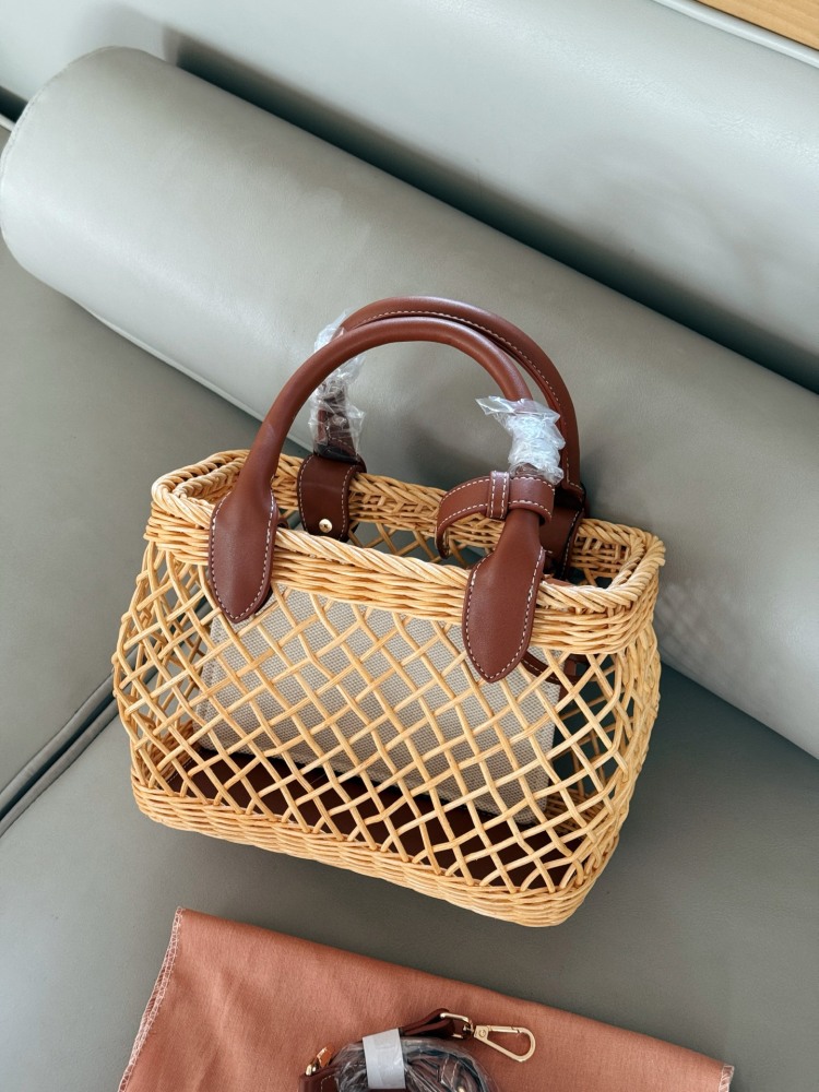 250 boxes
size：24*18cm
Miumiu Summer Limited Edition|
New woven vegetable basket
A chaotic hobo bamboo woven bag with a raging fire
The cute cowhide iconic logo becomes a highlight, it's so beautiful