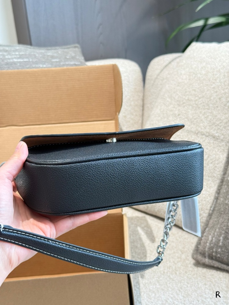 p210
COACH | March new Hailey Flap bag by Coach ▼ # Favorite bag on the street
Coach Coach's March New Hailey Small Stick Envelope Bag
A small mobile phone bag can satisfy the sisters who takes a mobile phone when going out
Paired with two detachab...