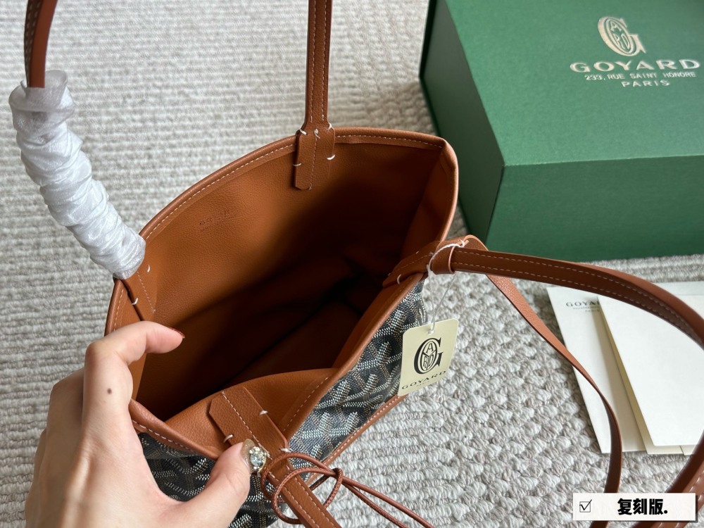 Reproduction edition 215 with box
size：20*19cm
Goya shopping bag ?
Mini shopping bags belonging to this season
Perfect 1:1 customization
Goyard Dog Teeth Red Limited Edition
The physical object is really textured,
New Year's Destiny Pack!