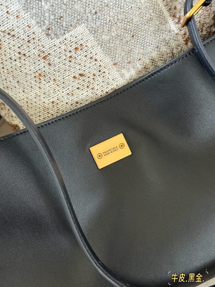 310 box cowhide
size：35*16.5cm
Balenciaga's new Belair armpit bag
Cool and relaxed armpit bag
The feeling of laziness on the upper body is immediately felt
I really like this convenient and cool super practical big bag!