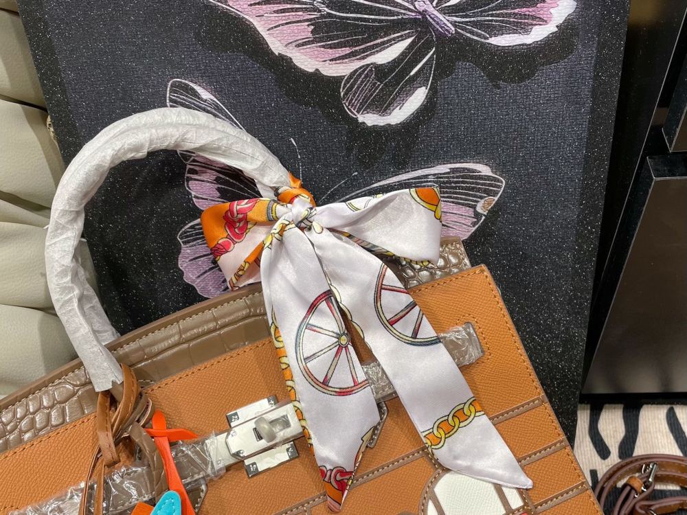 Folding box ? Airplane Box
Hermes new Birkin house handbag
The elements of the house seem to bring fairy tales into reality
Unique and adorable, absolutely eye-catching ??
Open the mouth, pick up the casual, lazy and buckle up temperament
Exqui...
