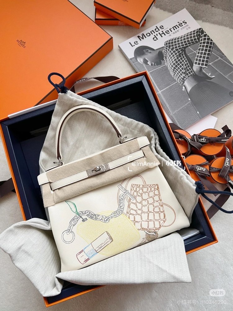 Limited edition painted bag
Hermes Kelly 25 in and out limited edition painted cream silver buckle swift leather