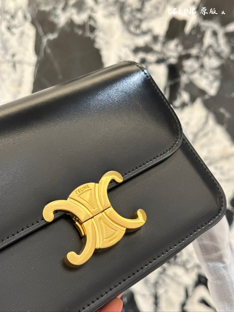 Original cowhide
Celine Triumphal Arch Tofu Bun
The meaning of 'Chong' is also to collect fragrance
The armpit bag of the Arc de Triomphe has a much larger capacity than imagined
Daily back is completely enough
Black is never wrong - it can be worn a...