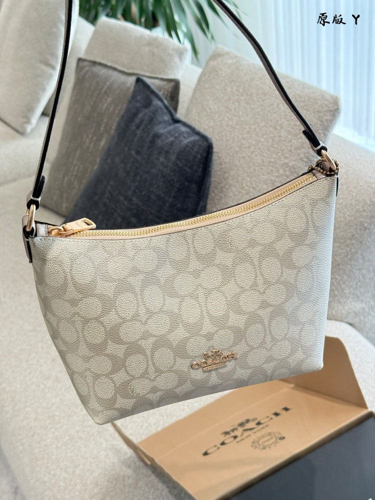 Coach lunch box bag p255
Zip top armpit bag multiple back method~
The new Zip top armpit bag is deeply loved by everyone~
The short shoulder strap under the armpit is very eye-catching, how to adjust the shoulder strap?
You can see that we will threa...