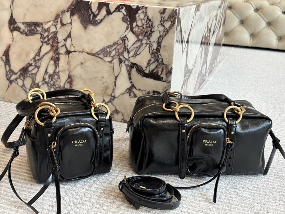 size：30 14cm/16 13cm
Prada 2025 Latest Collection
I feel like it's really going to catch fire
Choosing between large and small sizes is difficult
Simple and sophisticated!