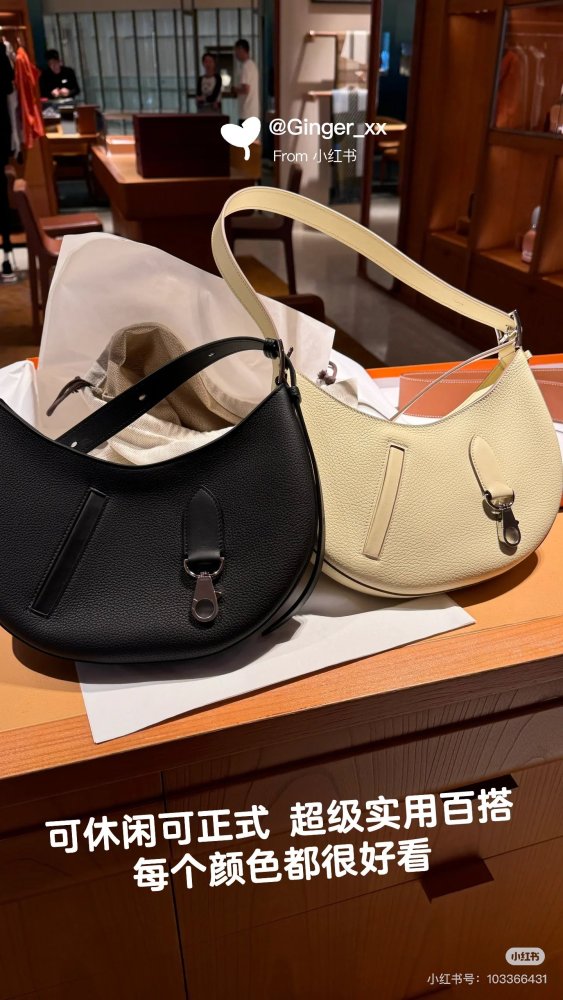 Heartthroated with true love, I dug up the Hermes Arcon Moon Bag from my wealthy sister's house and found it. It's carved with a W-cut and made of elephant grey togo leather, it's really beautiful.
The size is about 28 * 19 centimeters, very small an...