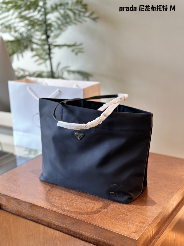 Prada。 P190 comes with a box
This medium-sized tote bag is made of innovative recycled nylon fabric, with a simple and stylish design. The bag is equipped with exquisite Saffiano leather handles, adorned with the iconic enamel coated triangular met...
